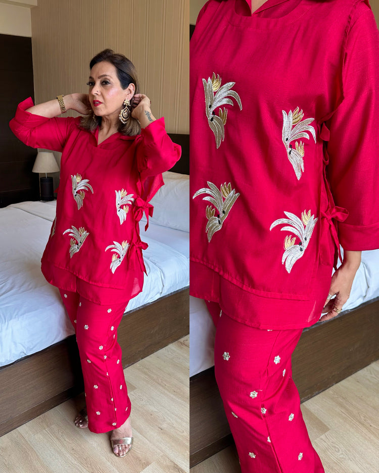 Red embroidered knot set