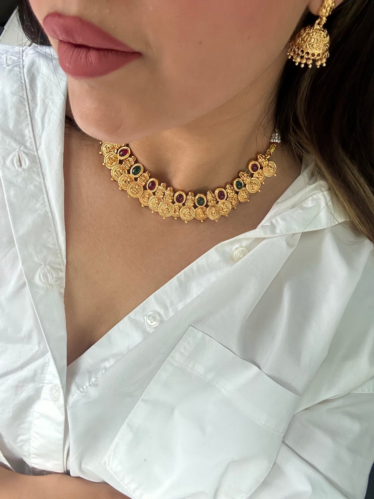 Festive and elegant chocker set